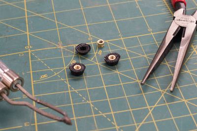 3D printed core inserts with heat-set threads